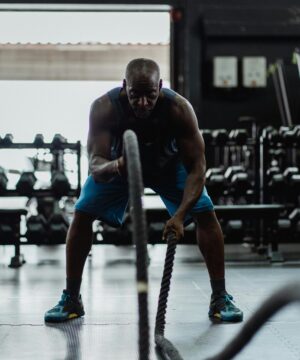Man using battle ropes